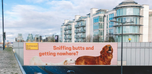 Ο σκυλάκος Σταύρος <br> Από αδέσποτος αφίσα <br> στο Λονδίνο (εικόνες)
