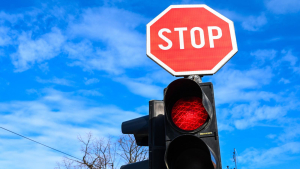 Πινακίδα STOP,  φανάρι <br> ή τροχονόμος: <br> Ποιο υπερισχύει