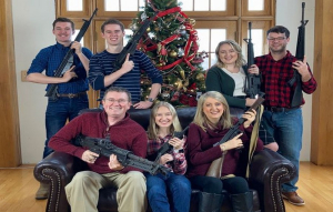 Αμερικανός βουλευτής <br> ποζάρει οικογενειακά με <br> όπλα στο δέντρο (εικόνα)