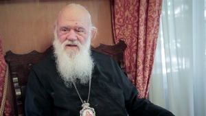 Η ρωσική Εκκλησία <br> απειλεί με διαγραφή <br> τον Ιερώνυμο