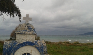 Αγέρωχο στον βοριά <br> το εκκλησάκι στην <br> παραλία Αρτέμιδας