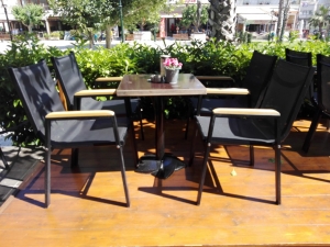 Το πιο προνομιούχο <br> τραπέζι για καφέ <br> στη Ραφήνα (εικόνα)