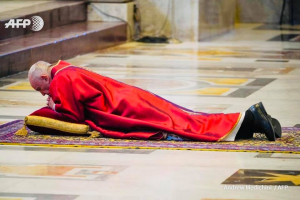 Η προσευχή του <br> Πάπα Φραγκίσκου <br> ξαπλωμένος στο έδαφος