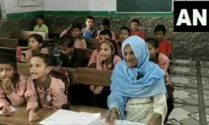 Μια Ινδή πήγε για  πρώτη φορά σχολείο  92 ετών! (εικόνα)
