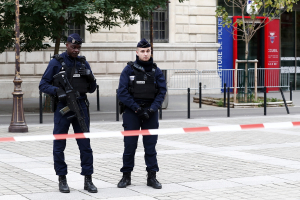 Παρίσι 24χρονη άστεγη <br> βασάνισε, σκότωσε και <br> έβαλε σε βαλίτσα 12χρονη