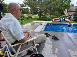 94χρονος νίκησε  τη μοναξιά με  μια...πισίνα!