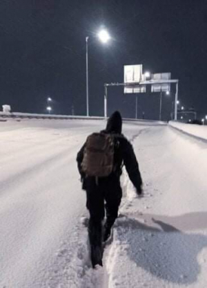 Γιατρός ήρωας περπάτησε <br> 5 χλμ στο χιόνι για να <br> πάει στο νοσοκομείο