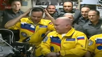 Ρώσοι κοσμοναύτες στο <br> διάστημα ντυμένοι στα <br> Ουκρανικά χρώματα (video)