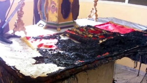 Ιερόσυλοι έκαψαν <br> την Αγία Τράπεζα <br> εκκλησίας