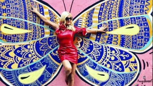Η Μαρίνα Πατούλη <br> ποζάρει με μία <br> πεταλούδα (εικόνα)