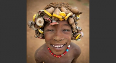 Η Αφρικανική φυλή Νταασάναχ <br> που κάνει κοσμήματα <br> τα σκουπίδια μας (pics)