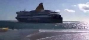 Συγκλονιστικό βίντεο <br> με καράβι να δένει <br> στο λιμάνι της Τήνου
