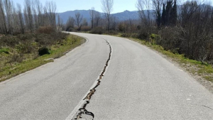 Σεισμός Λάρισας &#039;&#039;Σχίστηκε&#039;&#039; <br> στα δύο ο δρόμος <br> Κρατήρας σε χωράφι!