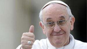 Ο Πάπας δώρισε <br> 100.000 ευρώ <br> στους μετανάστες