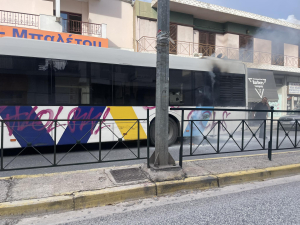 Παλλήνη Φωτιά <br> σε εν κινήσει αστικό <br> λεωφορείο (εικόνα)