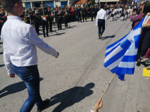 Ραφήνα Παιδικά <br> χεράκια υψώνουν την <br> Ελληνική σημαία! (εικόνες)