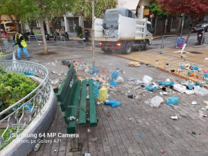 Σκουπιδαριό η πλατεία <br> Κυψέλης μετά το <br> υπαίθριο πάρτι (εικόνα)
