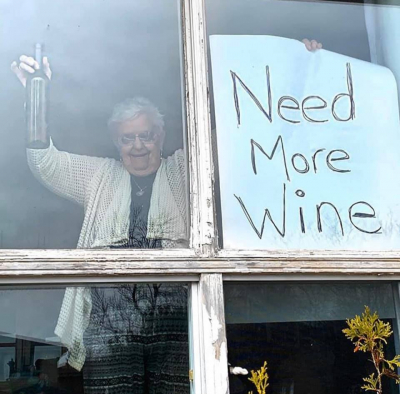 Η απομονωμένη λόγω <br> ιού 82χρονη ζητεί από την <br> κόρη της κρασί (pic)