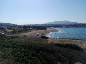 Παραλία Ραφήνας  Πάρκαρε το ΙΧ  δίπλα στο κύμα (εικόνα)
