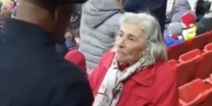 Η 80χρονη Ελληνίδα <br> που δεν χάνει <br> αγώνα της Άρσεναλ!