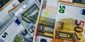 Παραμένει το όριο των  500 ευρώ με μετρητά  στις συναλλαγές