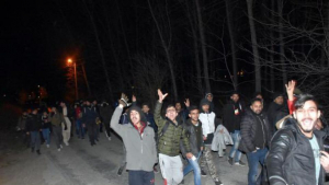 Εικόνες σοκ Εκατοντάδες <br> μετανάστες από την <br> Τουρκία προς την Ελλάδα