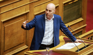 Αμυράς σε Βελόπουλο  μέσα στη Βουλή:  ''Είσαι απατεώνας''!