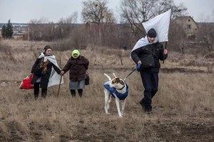 Τυφλός διαφεύγει από <br> την Ουκρανία με τον <br> συνοδό σκύλο του (εικόνα)