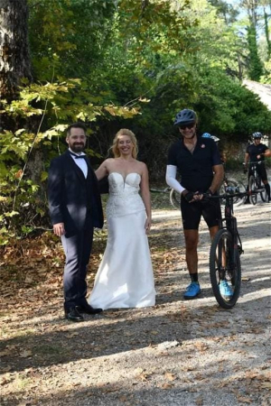 Έβγαζαν φωτό γάμου <br> και πέρασε ο Κυριάκος <br> Μητσοτάκης με ποδήλατο!
