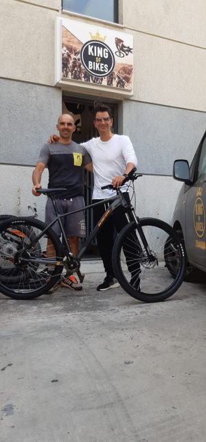 Ο Σάκης Ρουβάς <br> αγόρασε ποδήλατο από <br> τη Ραφήνα (εικόνα)