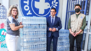 Εμφιαλωμένο νερό στους  άστεγους από τους  ''Γιατρούς του Κόσμου''
