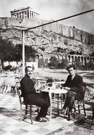Ο Νίκος Καζαντζάκης <br> κάτω από την Ακρόπολη <br> το 1932 (εικόνα)