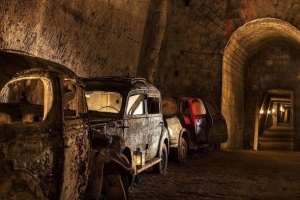 Το ξεχασμένο υπόγειο  τούνελ με τα παλιά  αυτοκίνητα (εικόνες)