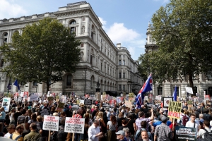 Οργισμένες διαδηλώσεις <br> κατά του Τζόνσον <br> στη Βρετανία
