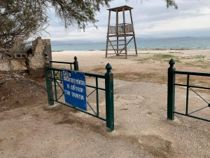 Μπήκαν ξανά τα <br> απαγορευτικά κάγκελα <br> στην παραλία Ζούμπερι