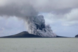 Ισοπεδώθηκε νησί από <br> από την έκρηξη <br> του ηφαιστείου στην Τόνγκα