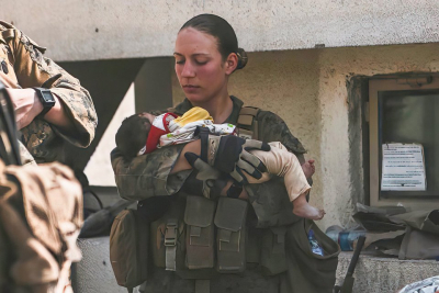 Η Αμερικανίδα πεζοναύτης <br> και το παιδάκι <br> στην Καμπούλ (εικόνα)
