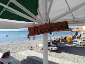 Ρεζερβέ ξαπλώστρες <br> στην παραλία <br> Αρτέμιδας! (εικόνες)