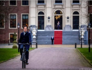 Ολλανδός πρωθυπουργός <br> παραιτήθηκε και <br> έφυγε με ποδήλατο!