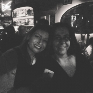 Δύο disco girl  σε disco night  στη Ραφήνα