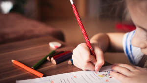 Εξυπνότερα τα παιδιά <br> που γράφουν στο χέρι <br> σύμφωνα με έρευνα