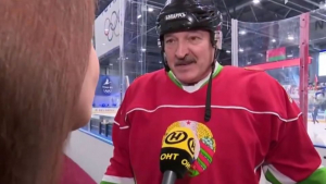 Αμέριμνος παίζει <br> χόκει ο πρόεδρος <br> της Λευκορωσίας