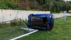 Αυτοκίνητο μπήκε... <br> γκολ σε γήπεδο <br> στην Κρήτη (εικόνα)