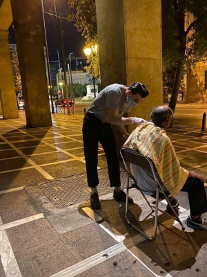 Τρεις Άνθρωποι <br> κουρείς κούρεψαν <br> άστεγους στην Αθήνα