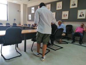 Με βερμούδα στη  συνεδρίαση ο Θανάσης  Αδαμόπουλος (εικόνα)