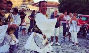 Ο Νίκος Αλιάγας <br> χόρεψε τσάμικο με <br> φουστανέλα (εικόνα)