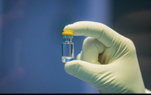 Αναστέλλει τη δοκιμή  εμβολίων και η  Johnson & Johnson