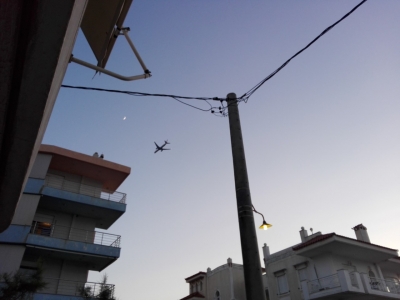 Τα αεροπλάνα πάνω <br> από τις στέγες στη <br> Ραφήνα (εικόνα)
