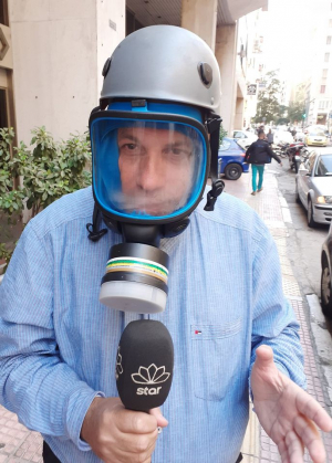 Με μάσκα βιολογικού  πολέμου ο ρεπόρτερ  Γιώργος Σαραντάκος!