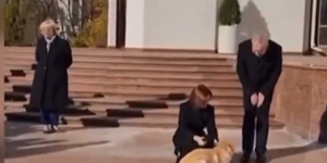 Ο σκύλος της προέδρου <br> της Μολδαβίας δάγκωσε <br> τον Αυστριακό πρόεδρο